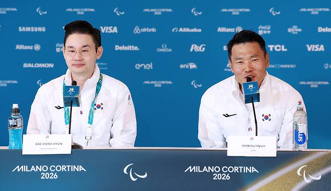 15일(현지시간) 이탈리아 테세로 크로스컨트리 스타디움에서 대한장애인노르딕스키연맹 기자회견이 열렸다. 배동현 회장(오른쪽)이 신의현 발언을 듣고 있다. 사진 | 대한장애인체육회