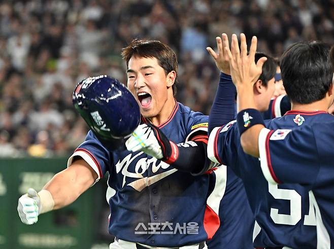 대한민국 야구대표팀의 안현민이 9일 일본 도쿄 도쿄돔에서 열린 2026 월드베이스볼클래식(WBC) 조별리그 호주와 경기 9회초 1사 1-3루 상황에서 1타점 희생플라이를 친 뒤 동료들과 하이파이브를 하며 기뻐하고 있다. 도쿄(일본) | 박진업 기자 upandup@sportsseoul.com