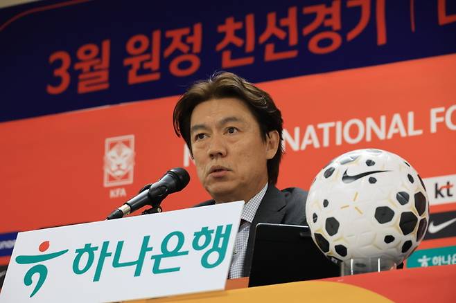 축구대표팀 홍명보 감독이 16일 코리아풋볼파크에서 기자회견에 임하고 있다. 천안 | 연합뉴스