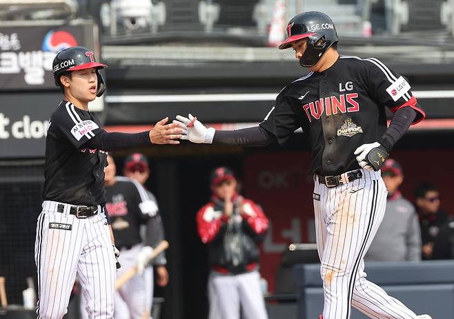 LG 추세현(오른쪽)이 16일 수원케이티위즈파크에서 열린 2026 KBO리그 시범경기 KT전에서 홈런을 기록한 후 구본혁과 하이파이브를 하고 있다. 사진 | 수원=연합뉴스