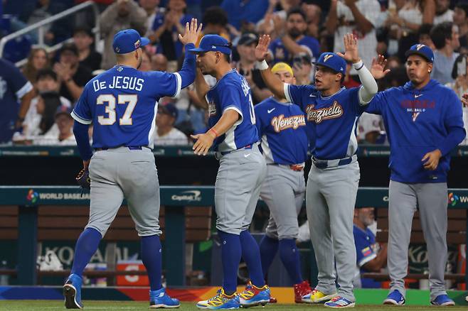 Mar 14, 2026; Miami, FL, United States; Venezuela pitcher Enmanuel de Jesus (37) celebrates with teammates as he exits the game against Japan in the sixth inning during a quarterfinal of the 2026 World Baseball Classic at loanDepot Park. Mandatory Credit: Sam Navarro-Imagn Images







<저작권자(c) 연합뉴스, 무단 전재-재배포, AI 학습 및 활용 금지>
