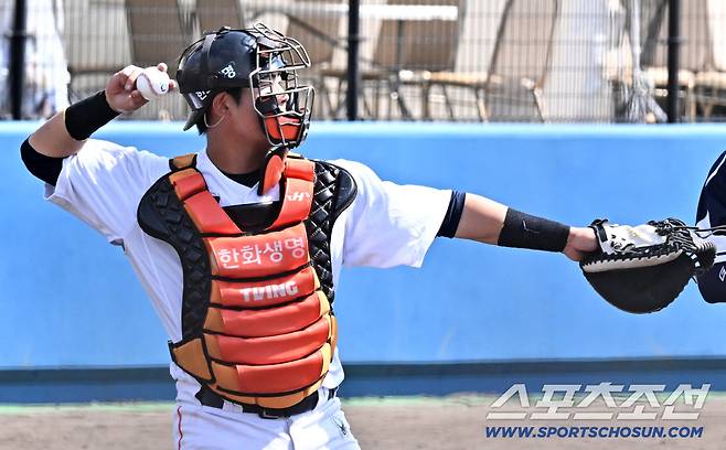 21일 일본 오키나와 고친다구장에서 열린 대한민국 야구 대표팀과 한화 이글스의 평가전. 허인서가 수비를 하고 있다. 오키나와(일본)=박재만 기자 pjm@sportschosun.com/2026.02.21/