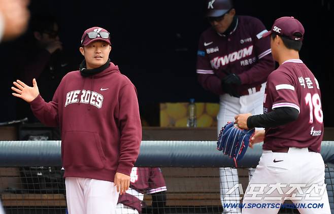 고졸 루키가 만루 위기를 스스로 극복하자 흐뭇한 표정으로 반긴 노병오 투수코치.