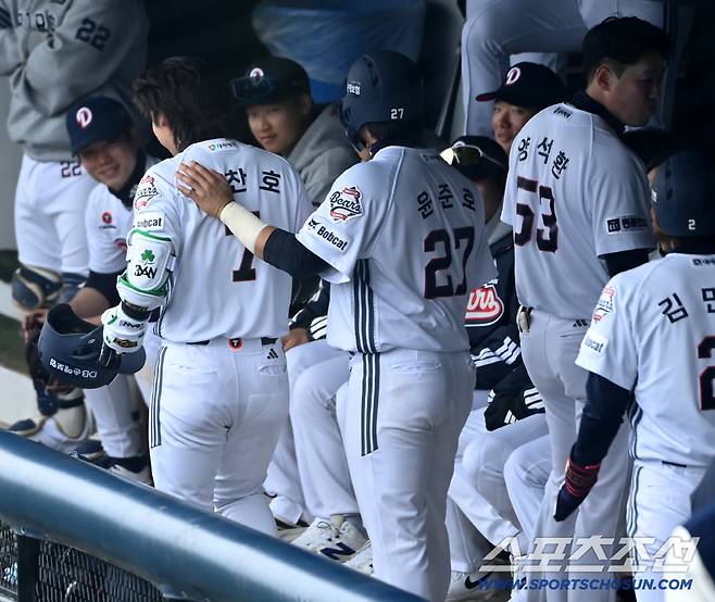 홈런치고 더그아웃에 들어선 박찬호, 그러나 분위기는 냉랭