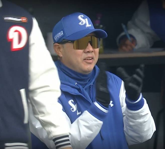 미야지 탈삼진에 박수를 치며 기뻐하는 박진만 감독. 티빙 중계화면