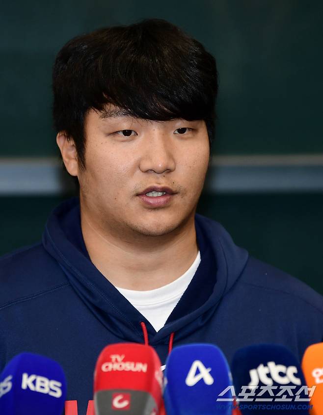 16일 오전 WBC야구대표팀이 인천공항 제1터미널을 통해 귀국했다. 입국장에서 인터뷰하는 문보경. 인천=송정헌 기자songs@sportschosun.com/2026.03.16/