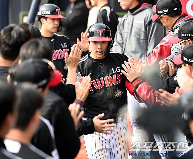 16일 수원KT위즈파크에서 열린 LG와 KT의 시범경기. 6회초 무사 2루 LG 추세현이 좌월 2점홈런을 치고 동료들의 환영을 받고 있다. 수원=허상욱 기자wook@sportschosun.com/2026.03.16/