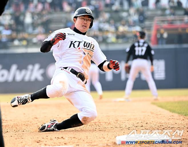 16일 수원KT위즈파크에서 열린 LG와 KT의 시범경기. 5회말 2사 1루 KT 이강민 타석때 1루주자 허경민이 2루 도루를 성공한 후 공이 빠진 사이 3루로 내달리고 있다. 수원=허상욱 기자wook@sportschosun.com/2026.03.16/