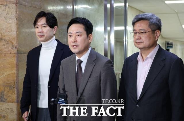 국민의힘이 6·3 지방선거를 석 달여 앞두고 공천 문제를 둘러싼 갈등으로 혼란에 휩싸였다. 사진은 장동혁 국민의힘 대표가 13일 오전 서울 여의도 국회에서 이정현 공천관리위원장 사퇴 관련 취재진 질문에 답변을 하고 있는 모습. /뉴시스