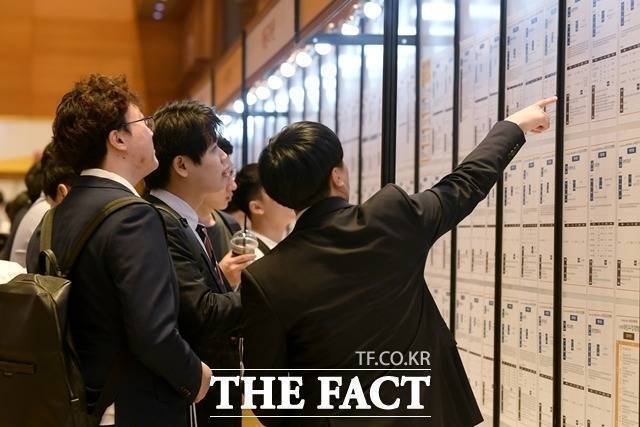 AI 도입이 일자리 감소로 이어지기보단 노동시장 구조를 변화시키는 방향으로 작용하고 있다는 분석이 나온다. /더팩트DB