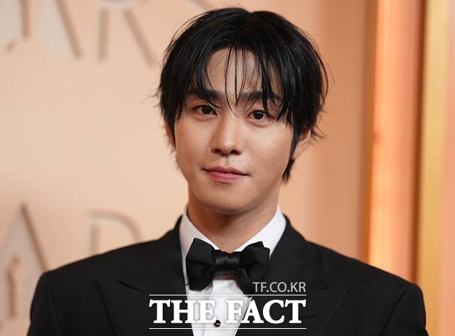 '케데헌'에서 사자보이즈 멤버 진우를 연기한 배우 안효섭이 제98회 아카데미 시상식에 도착해 포토타임을 갖고 있다. /로스앤젤레스=AP.뉴시스