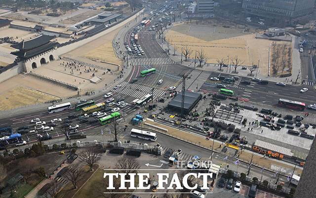 그룹 방탄소년단(BTS) 컴백 공연을 닷새 앞둔 16일 오전 공연이 예정된 서울 광화문광장에는 무대 설치 작업이 진행되고 있다. /임영무 기자