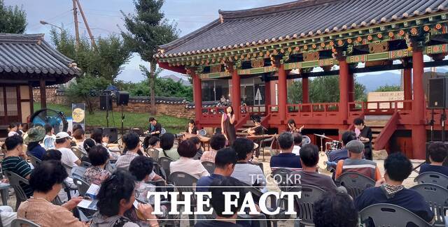 수백 년 세월을 품은 대구 군위군 의흥향교가 문화와 철학이 살아 숨 쉬는 공간으로 다시 깨어났다. 향교 앞마당에서 열리는 달빛소요 향교콘서트 모습. /군위군