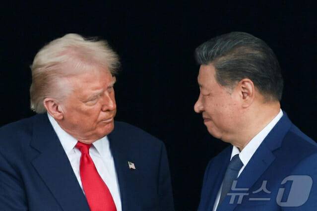 도널드 트럼프 미국 대통령과 시진핑 중국 국가주석이 2025년 10월 30일 부산 김해공항에서 만나 회담하기 전 악수를 나누며 서로를 응시하고 있다. (사진=로이터 뉴스1)