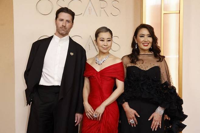 제98회 아카데미 시상식에 참석한 '케이팝 데몬 헌터스' 제작진. 왼쪽부터 크리스 아펠한스 감독과 매기 강 감독, 미셸 웡 프로듀서. 로이터연합뉴스