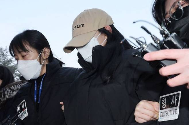 서울 강북구 수유동 모텔에서 남성 2명을 숨지게 한 혐의를 받는 20대 김소영이 서울북부지법에서 영장실질심사를 받기 위해 출석하고 있다. 연합뉴스