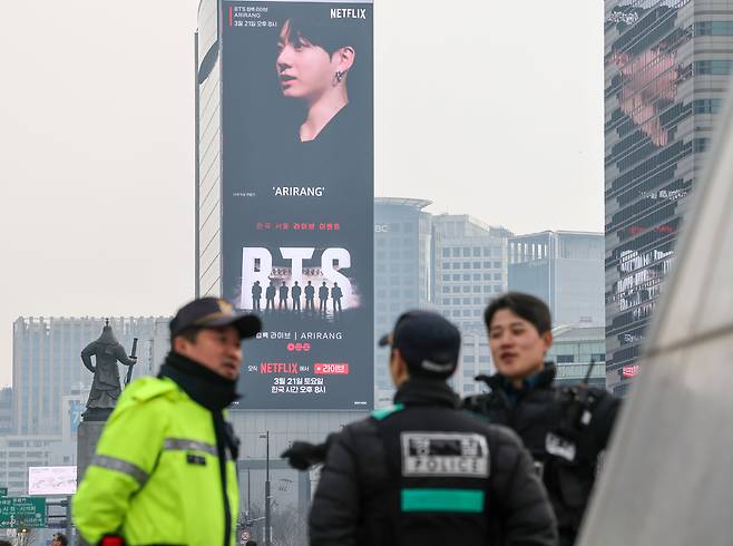 15일 오후 서울 광화문광장 소재 빌딩 스크린에 BTS 광고가 보이고 있다. 2026.3.15 /박성원 기자