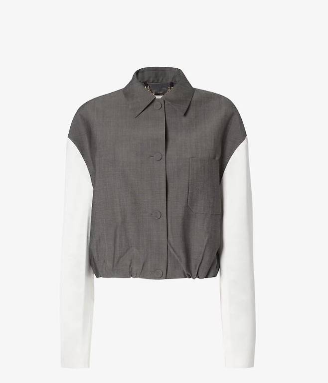 헴 라인의 스트랩으로 핏을 조절해 퍼프 실루엣을 연출할 수 있는 그레이 모헤어 패브릭 재킷. 펜디.