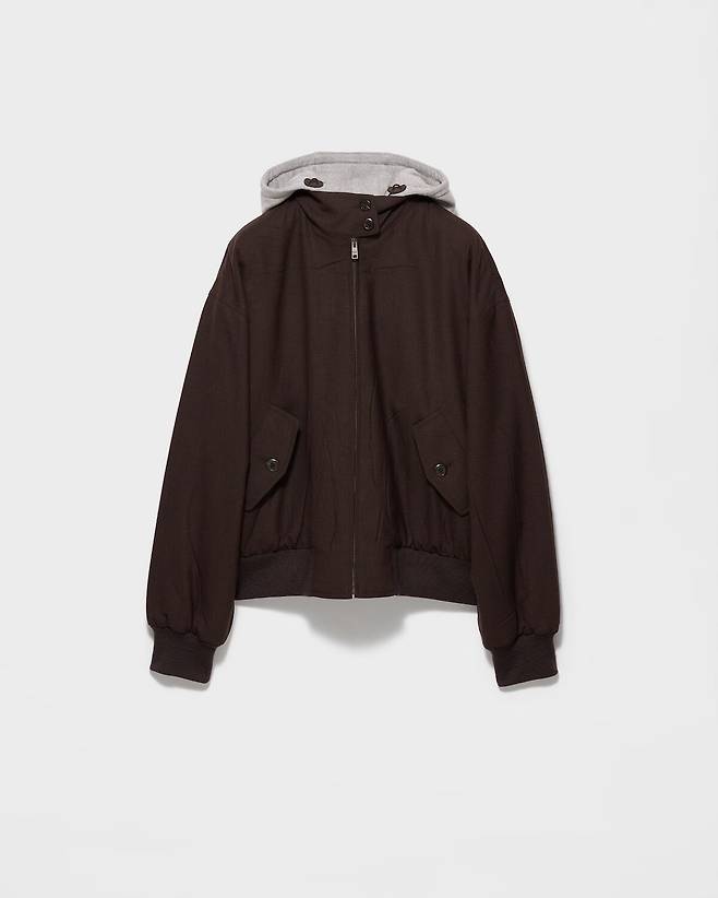 코튼 후드와 골지 니트 소매단의 후드 러쉬 스티치 재킷. 프라다.