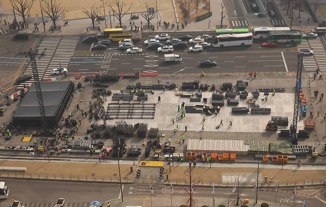 16일 서울 광화문광장에서 방탄소년단(BTS) 컴백 공연 무대 설치 작업이 진행 중인 모습. /연합뉴스