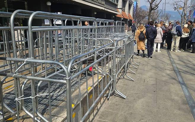 16일 서울 광화문광장 인근 코리아나호텔 앞 환풍기에 펜스가 설치된 모습. /김양혁 기자