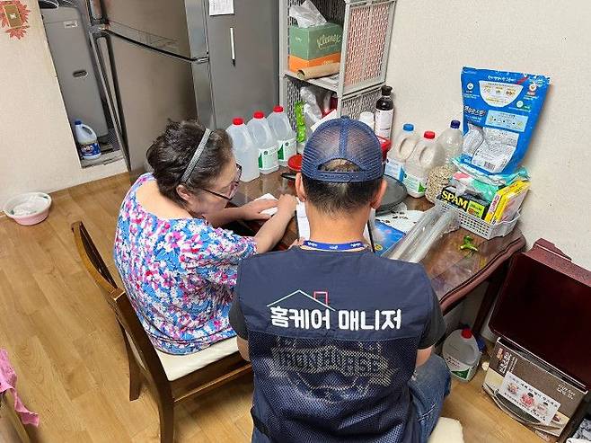 홈케어매니저 상담 모습ⓒ성동구 제공