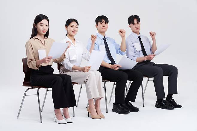 취업 준비생들이 면접을 준비하고 있다. 게티이미지뱅크