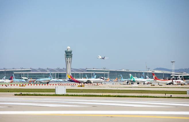 인천국제공항 제2여객터미널 계류장에서 관제탑을 중심으로 항공기들이 이동하고 있다. 인천공항공사 제공