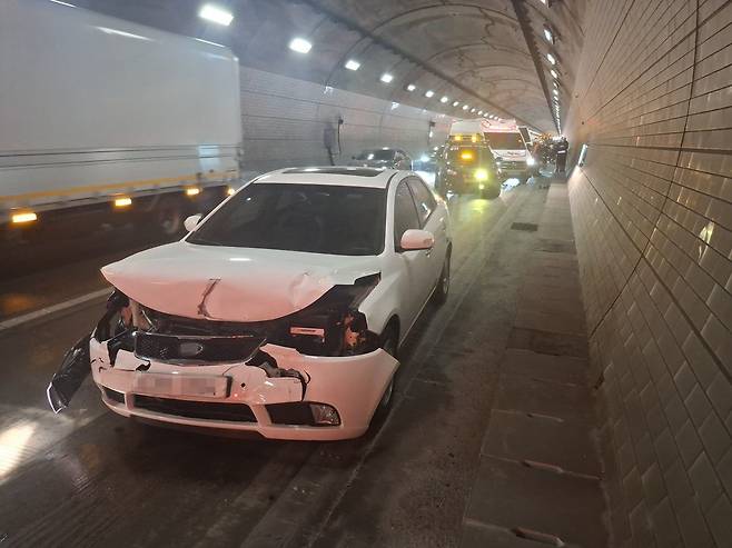 16일 오전 8시 12분경 대전 서구 가수원동 대전남부순환고속도로 구봉터널 안영 나들목 방향 하행선 구간에서 차량 12대가 추돌하는 사고가 발생했다. 뉴시스