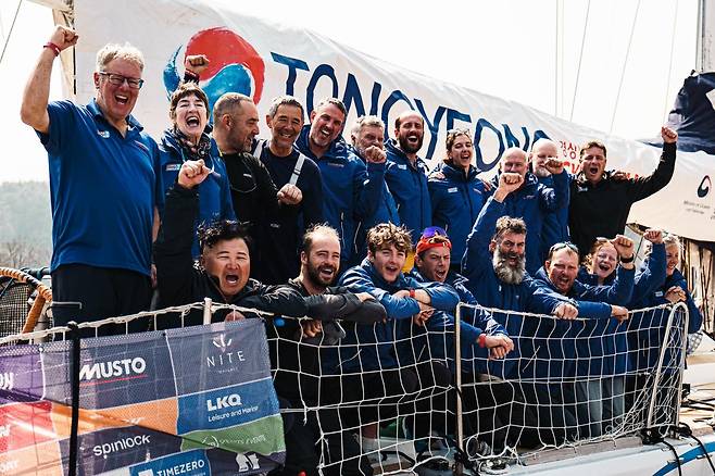 ‘경남통영호’를 타고 클리퍼 세계일주 요트대회에 참가하고 있는 승선원들이 16일 경남 통영항에 입항한 뒤 기념촬영을 하고 있다. 지난해 8월 영국 포츠머스항을 출발한 요트 선단은 북대서양, 남대서양, 인도양 등을 돌아 중국 칭다오를 거쳐 이날 통영으로 왔다. 10년 전 한국인 최초로 이 대회에 참가했던 김한울 경남요트협회 부회장(사진 아래 왼쪽)은 한국이 대회 첫 기항지가 된 것을 기념해 칭다오~통영 구간 항해에 합류했다. 경남요트협회 제공