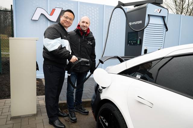 박준우(왼쪽부터) 현대차 N매니지먼트실장(상무), 잉고 뵈더 뉘르부르크링 CEO가 지난 14일(현지시간) 독일 뉘르부르크링 노르트슐라이페 서킷에서 열린 '뉘르부르크링 N 급속 충전소' 개소식에서 기념촬영을 하고 있다. 현대차 제공