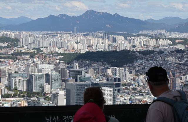 서울 남산에서 바라본 강북 집합건물(아파트·다세대·연립·오피스텔) 모습. [연합뉴스 제공]