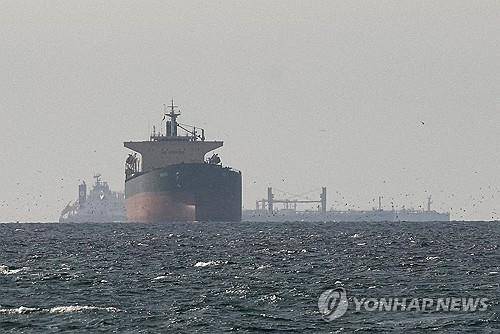 호르무즈 해협 근처 걸프 해역에서 항해하는 유조선들 모습 [로이터=연합뉴스 자료사진]