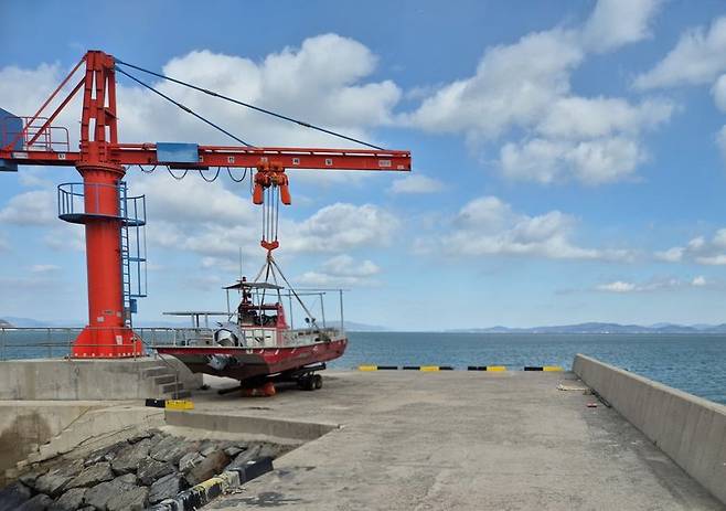 전남도가 어선어업 구조 개선 및 경쟁력 강화를 위해 올해 516억원을 들여 어선어업 선진화를 본격 추진한다. 사진은 태풍 등 자연재해에 대비할 수 있는 인양기 모습. 전남도 제공