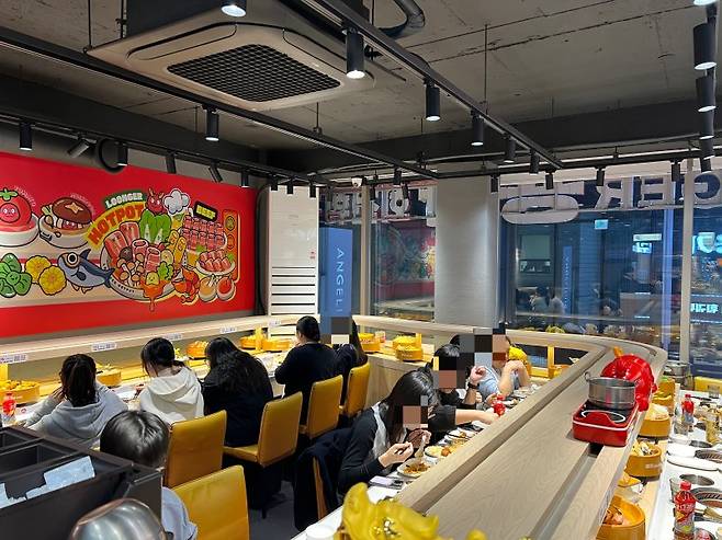 지난 9일 서울 중구의 용가회전훠궈가 평일 저녁임에도 사람들로 가득 차 있다.