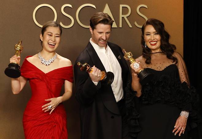 매기 강(왼쪽부터) 감독, 크리스 아펠한스 공동 연출자, L.M.웡 프로듀서가 15일(현지 시간) 미 캘리포니아주 로스앤젤레스 돌비 극장에서 열린 제98회 아카데미 시상식에서 '케이팝 데몬 헌터스(케데헌)'로 장편 애니메이션상을 수상한 후 기념촬영을 하고 있다.