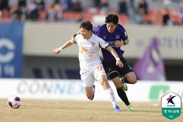 권창훈(왼쪽, 제주SK)과 최건주(FC안양). 한국프로축구연맹 제공