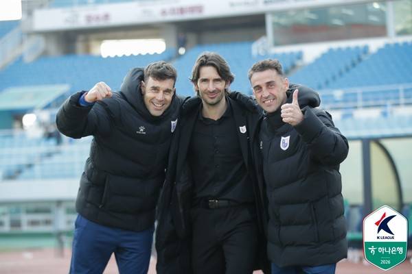 라몬 페레르 수석코치(왼쪽부터), 제라드 누스 감독, 세르지오 카를로스 피지컬 코치(이상 파주프런티어). 한국프로축구연맹 제공