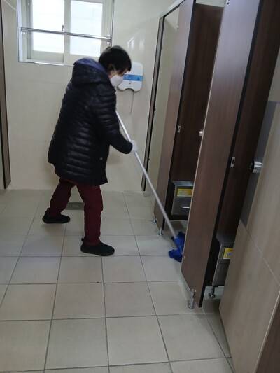 지난 겨울방학 때 학교 화장실을 청소하고 있다. 김명심 제공