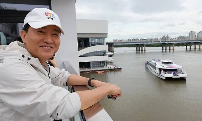 한강버스 정식 운항 시작일인 지난해 9월18일 오전 한강 여의도 선착장에서 오세훈 서울시장이 한강버스를 기다리고 있는 모습. 연합뉴스
