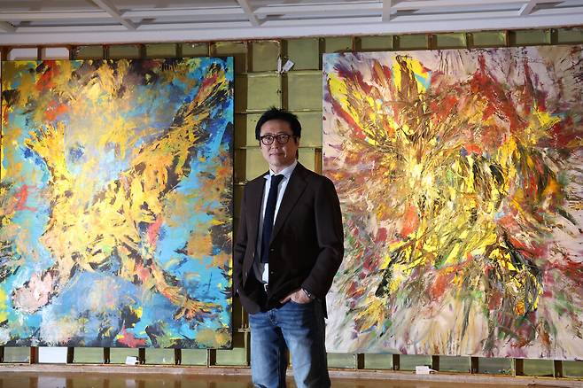 지난 12일 오전 서울 종로구 세종문화회관에서 열린 ‘박신양의 전시쑈: 제4의 벽’에서 박신양이 포즈를 취하고 있다. 최현수 기자 emd@hani.co.kr