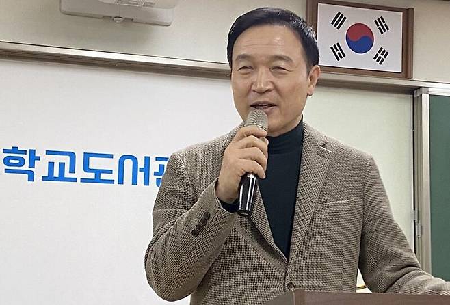 임태희 경기도 교육감이 2024년 3월19일 의정부시 의순초등학교에서 학교 도서관 정책에 관해 설명하고 있다. 연합뉴스