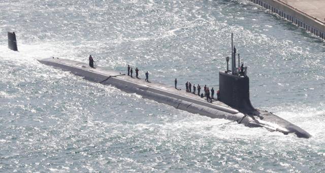 미국 해군 버지니아급 핵잠수함 '버몬트함'(SSN-792·7800톤)이 부산 남구 해군작전사령부 부산작전기지에 입항하고 있다. 부산=뉴스1