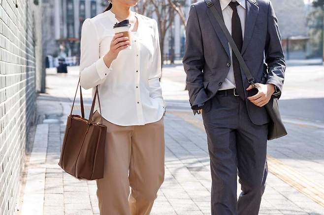 일상에서 걷는 시간을 늘리는 것만으로도 체중 감량 효과를 충분히 기대할 수 있다. /사진=클립아트코리아