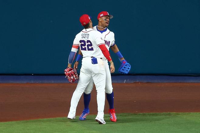 <yonhap photo-7266=""> MIAMI, FLORIDA - MARCH 15: Julio Rodr?guez #44 of Team Dominican Republic celebrates with Juan Soto #22 after catching a fly ball hit by Aaron Judge #99 (not pictured) of Team United States during the fifth inning at loanDepot park on March 15, 2026 in Miami, Florida. Megan Briggs/Getty Images/AFP (Photo by Megan Briggs / GETTY IMAGES NORTH AMERICA / Getty Images via AFP)/2026-03-16 11:16:03/<저작권자 ⓒ 1980~2026 ㈜연합뉴스. 무단 전재 재배포 금지, AI 학습 및 활용 금지></yonhap>