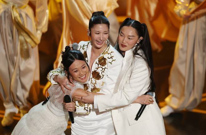 <yonhap photo-8762=""> epaselect epa12824216 (L-R) Rei Ami, EJAE and Audrey Nuna, performs Nominated Original Song "Golden" from KPop Demon Hunters during the 98th annual Academy Awards ceremony at the Dolby Theatre in Los Angeles, California, USA, 15 March 2026. EPA/CHRIS TORRES/2026-03-16 12:39:42/ <저작권자 ⓒ 1980~2026 ㈜연합뉴스. 무단 전재 재배포 금지, AI 학습 및 활용 금지></yonhap>
