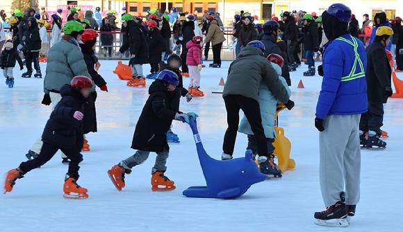 서울시청 앞 스케이트장을 찾은 시민과 외국인 관광객들이 스케이트를 즐기고 있다. [사진=연합뉴스]