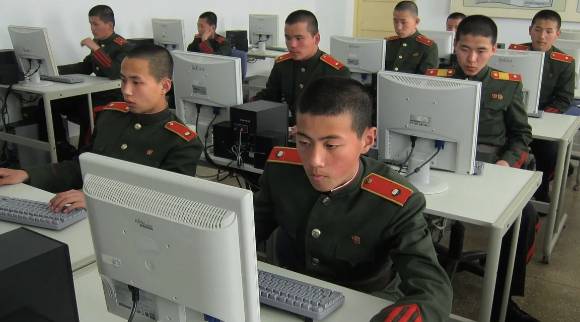 북한 정보기술(IT) 공작원들이 인공지능(AI)을 활용해 유럽 대기업에 취업한 뒤 재택 근무자로 위장해 임금을 챙기고 있다는 외신 보도가 나왔다. 본 기사와 무관한, 컴퓨터를 하고 있는 북한군. [사진=미국 국방부]