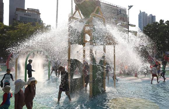 기상청은 올해 6월 1일부터 ‘폭염중대경보’와 ‘열대야주의보’를 시작한다. [사진=연합뉴스]