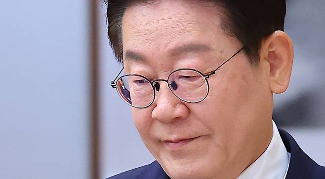 이재명 대통령이 지난 9일 청와대에서 열린 중동상황 관련 비상경제점검회의에 입장하고 있다. 2026.3.9 [사진=연합뉴스]